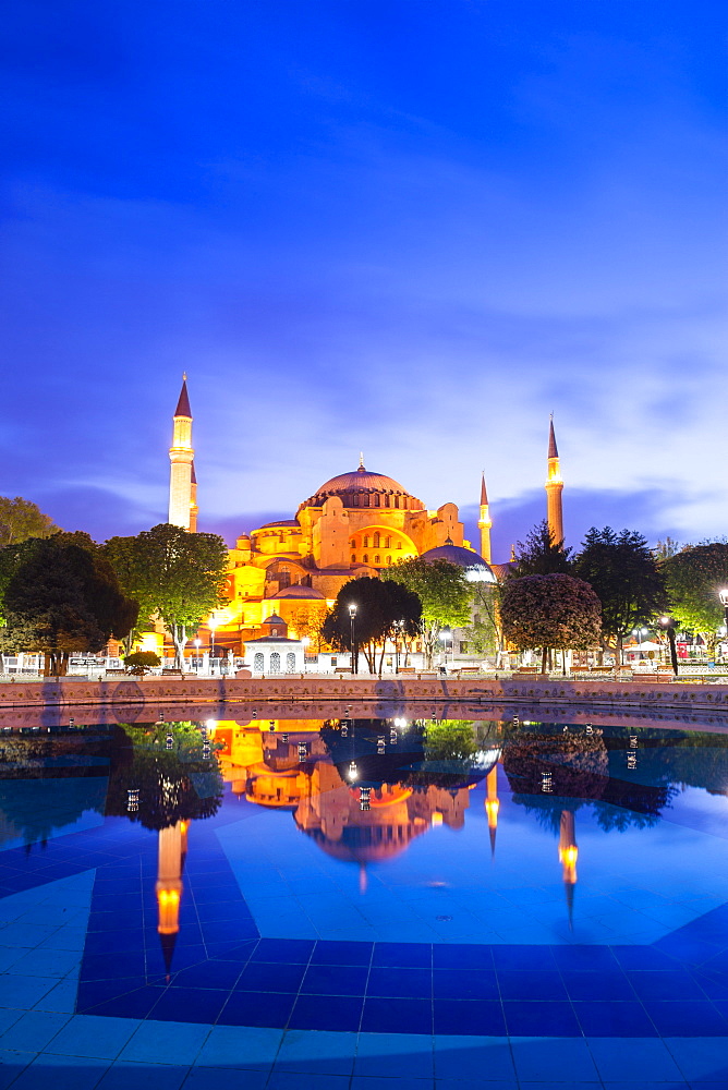 Hagia Sophia (Aya Sofya) (Santa Sofia), UNESCO World Heritage Site, reflection at night, Sultanahmet Square Park, Istanbul, Turkey, Europe