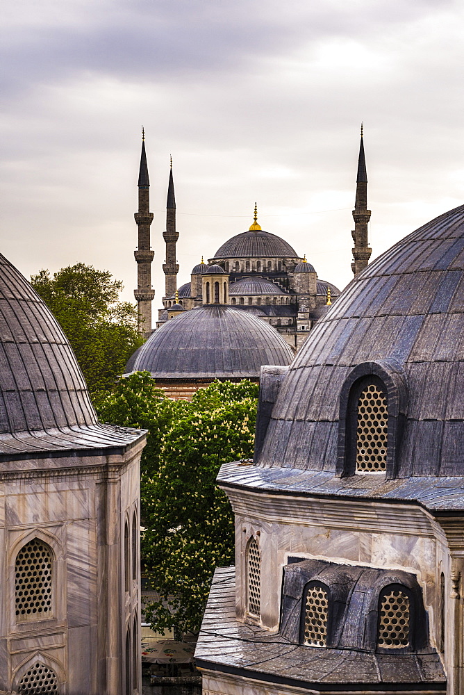 Blue Mosque (Sultan Ahmed Mosque) seen from Hagia Sophia (Aya Sofya), UNESCO World Heritage Site, Istanbul, Turkey, Europe