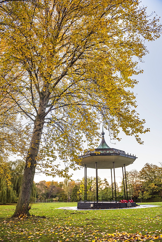 Autumn in Regents Park, one of the Royal Parks of London, England, United Kingdom, Europe