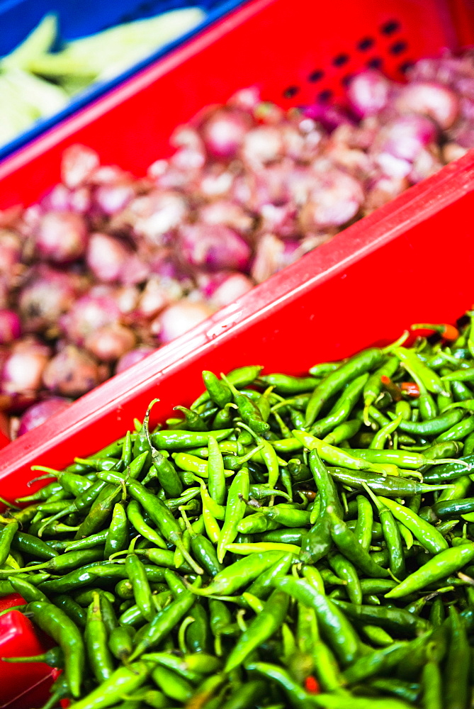 Dambulla produce market, chillies and onions for sale at Dambulla market, Dambulla, Central Province, Sri Lanka, Asia