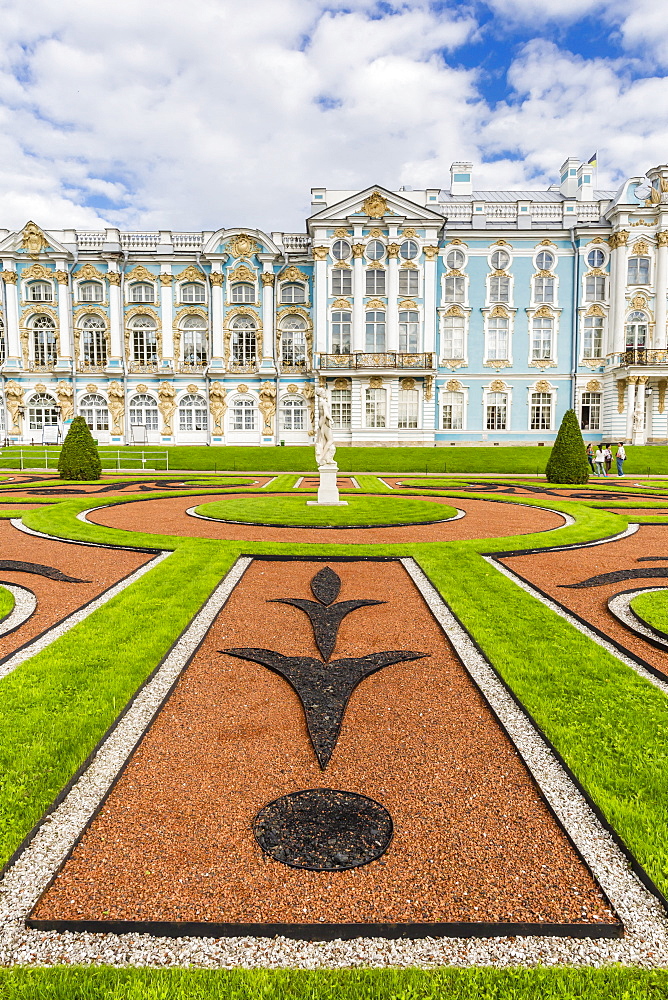 View of the French-style formal gardens at the Catherine Palace, Tsarskoe Selo, St. Petersburg, Russia, Europe