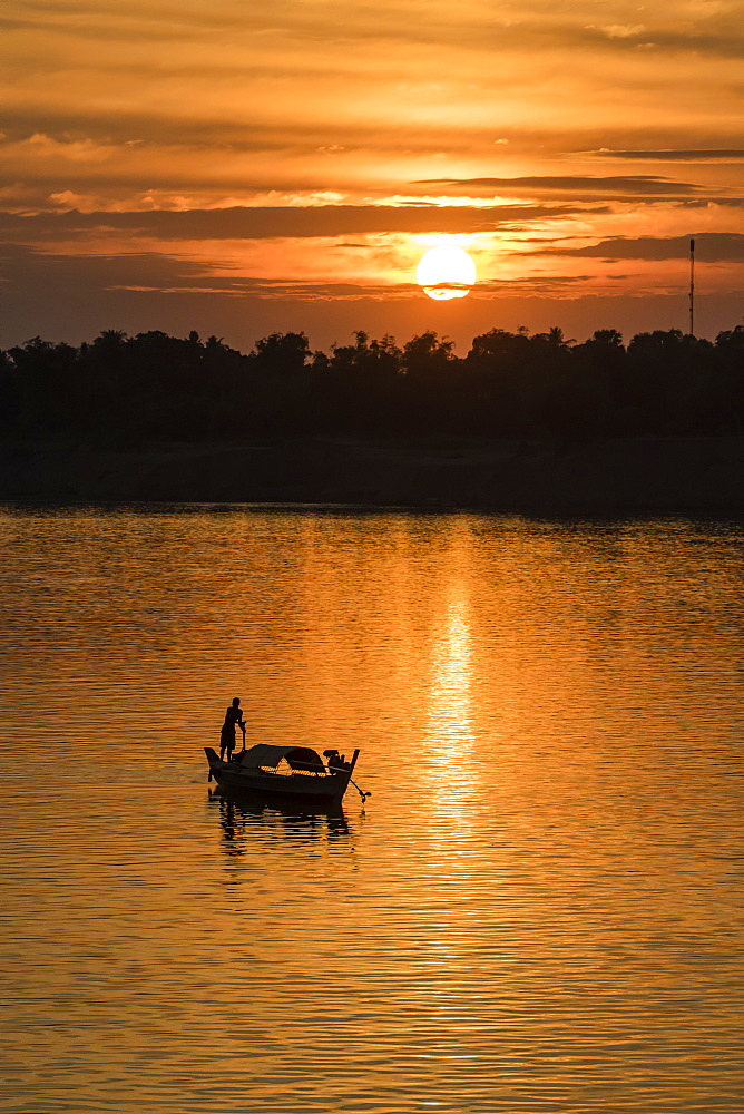 Sunrise on the Tonle Sap River near the village of Kampong Tralach, Cambodia, Indochina, Southeast Asia, Asia