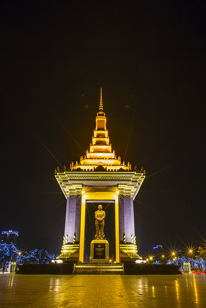 Night photograph of the Statue of Norodom Sihanouk, Phnom Penh, Cambodia, Indochina, Southeast Asia, Asia