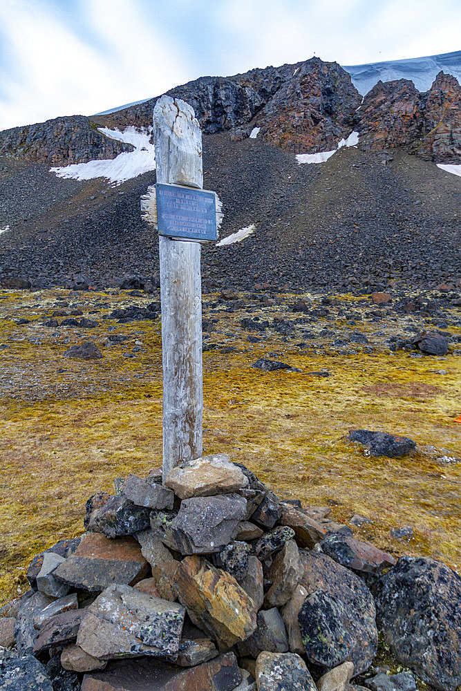 The remains of the camp where Fridtjof Nansen over-wintered with Hjalmar Johansen in 1895-96, Franz Josef Land, Russia, Arctic Ocean, Eurasia