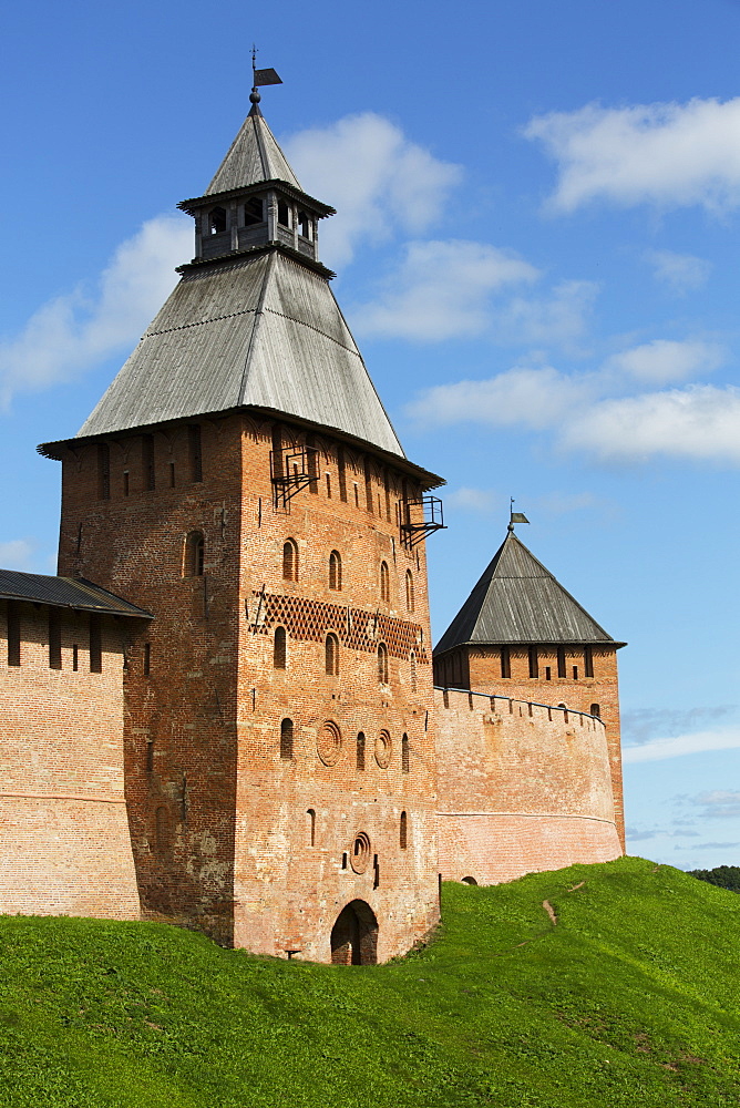 Spasskaya Tower (left), Dvortsovaya Tower (right), both 15th century, Kremlin Wall, Veliky Novgorod, Novgorod Oblast, Russia