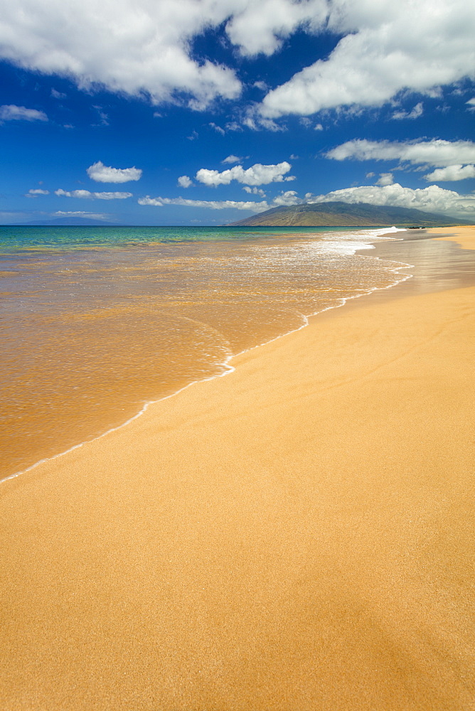 Turquoise ocean water and golden sand on Keawakapu Beach, Wailea, Maui, Hawaii, United States of America