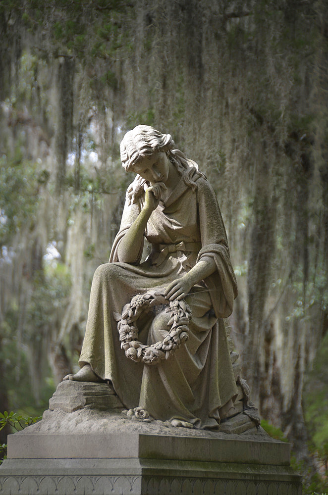 Grave sculpture of a woman holding a wreath