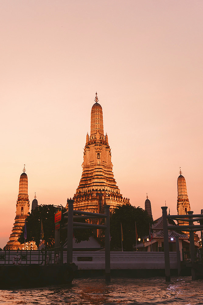 Wat Arun Ratchawararam from the Chao Phraya River in Bangkok at twilight, Bangkok, Bangkok, Thailand