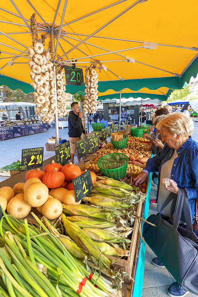 Market at Aix-en-Provence, Bouches-du-Rhone, Provence-Alpes-Cote d'Azur, France, Western Europe