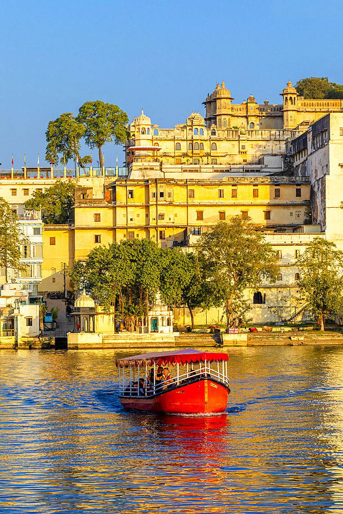 Tourist Boat on Lake Pichola with the City Palace in the background, Udaipur, Rajasthan, India, South Asia, Asia