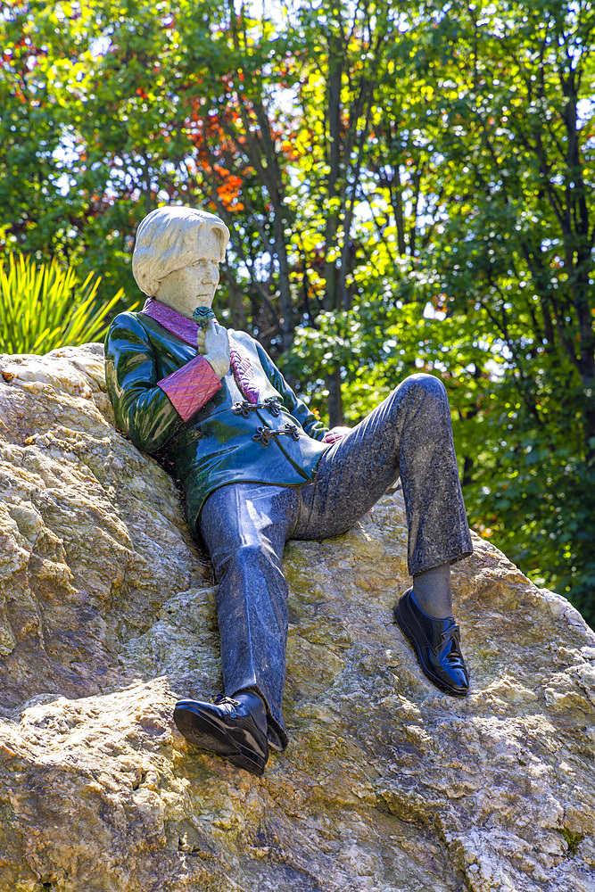 The Oscar Wilde Memorial Sculpture, Merrion Square Gardens, Dublin, Republic of Ireland, Europe