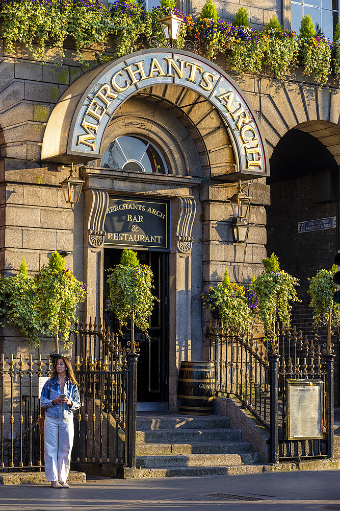 Merchants Arch Bar, Temple Bar, Dublin, Republic of Ireland, Europe