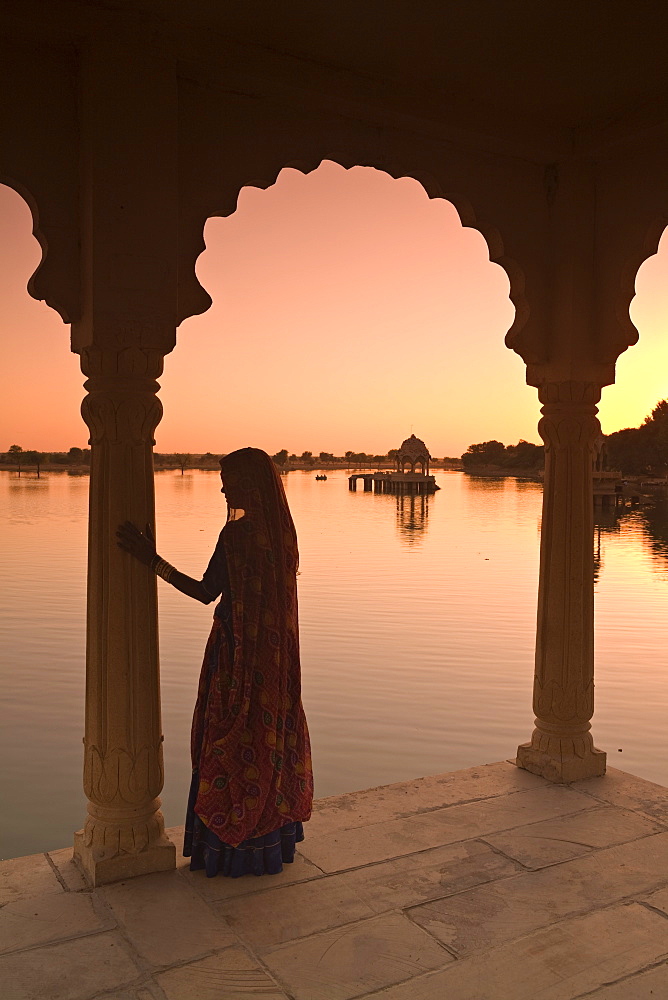 Woman in traditional dress, Jaisalmer, Western Rajasthan, India, Asia 