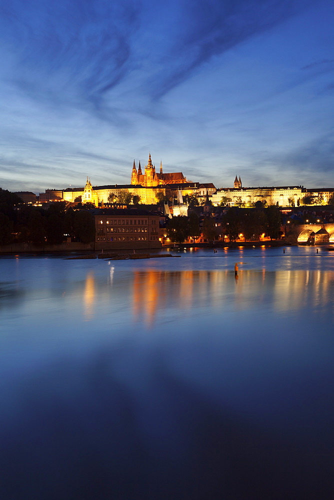 View over the River Vltava to Charles Bridge and the Castle District with St. Vitus Cathedral and Royal Palace, UNESCO World Heritage Site, Prague, Bohemia, Czech Republic, Europe 