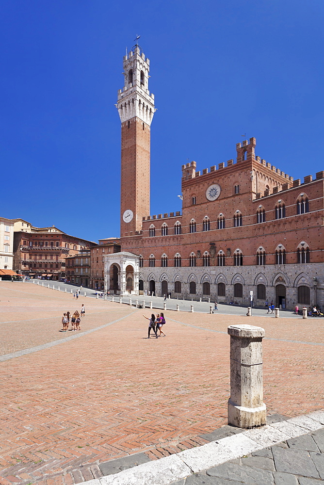 Piazza del Campo with Palazzo Pubblico town hall and Torre del Mangia Tower, Siena, UNESCO World Heritage Site, Siena Province, Tuscany, Italy, Europe