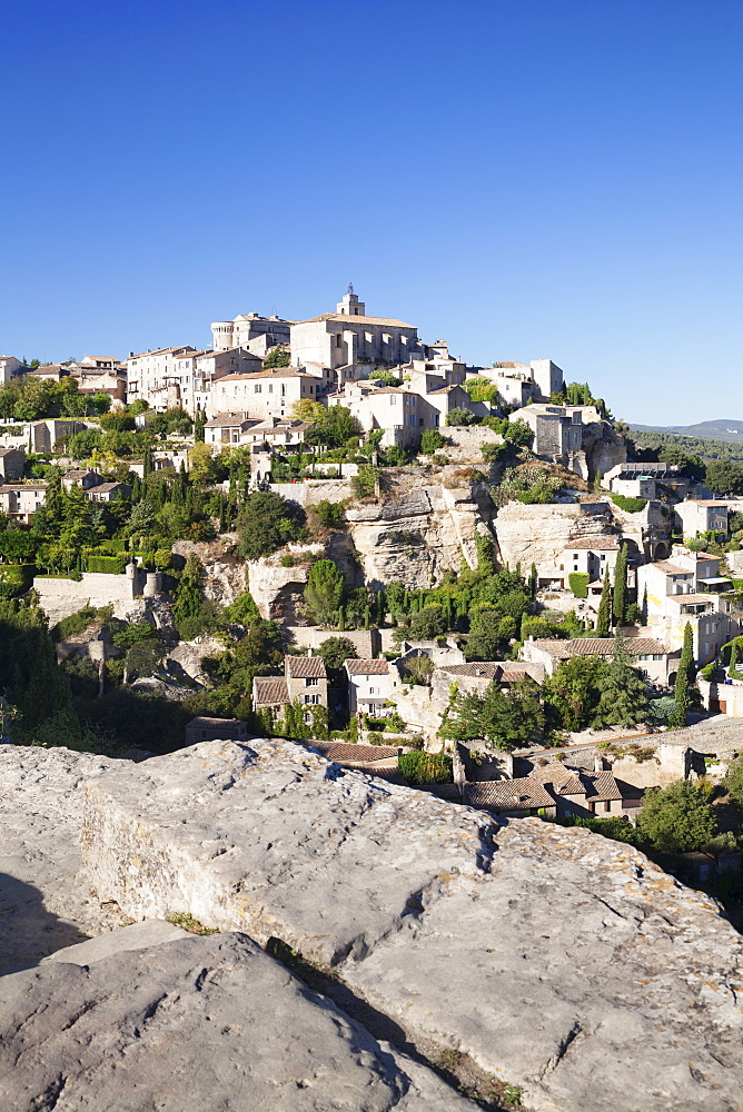 Hilltop village of Gordes with castle and church, Provence, Provence-Alpes-Cote d'Azur, Southern France, France, Europe