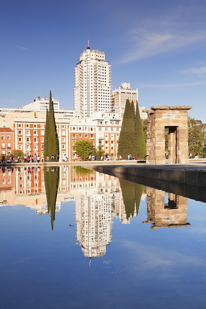 Temple of Debod (Templo de Debod), Parque del Oeste, Edificio Espana tower in the background, Madrid, Spain, Europe