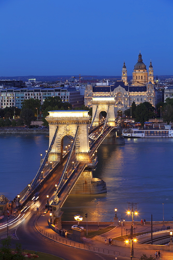 Chain Bridge over Danube River, UNESCO World Heritage Site, Hotel Four Seasons Gresham Palace, Budapest, Hungary, Europe