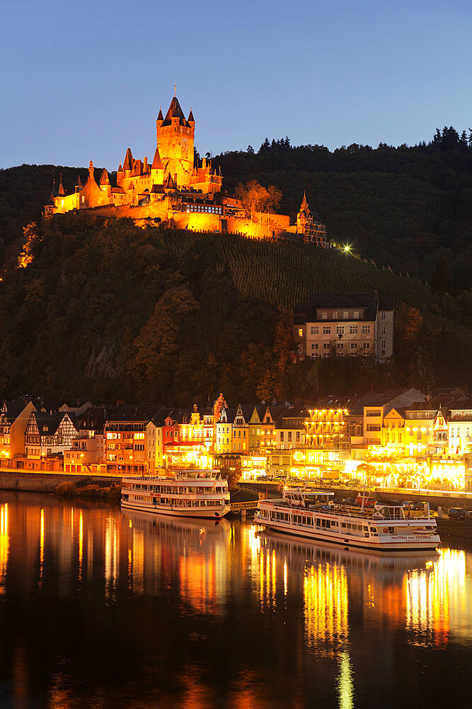 View over Moselle River to Reichsburg Castle, Cochem, Rhineland-Palatinate, Germany, Europe