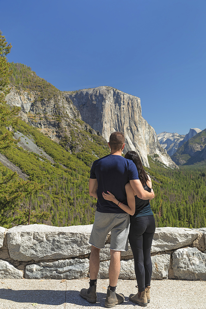 Tourists at Tunnel View, Yosemite Valley, Yosemite National Park, UNESCO World Heritage Site, California, United States of America, North America