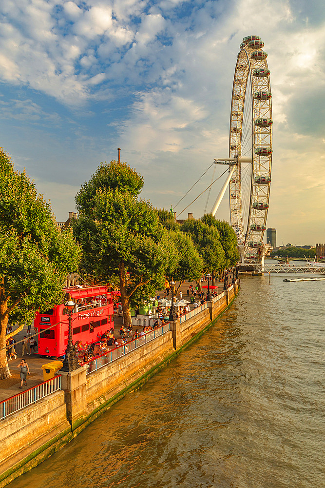 Promenade an der Themse mit London Eye-Riesenrad, London, England, Großbritannien