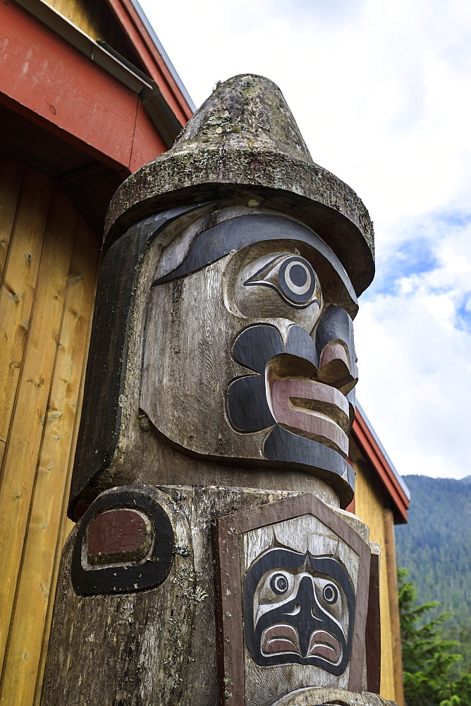 Carved totem, The Big House, Klemtu, First Nations Kitasoo Xai Xais community, Great Bear Rainforest, British Columbia, Canada, North America