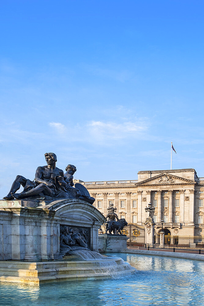 The facade of Buckingham Palace, the official residence of the Queen in London, with the Victoria Memorial in the foreground, London, England, United Kingdom, Europe