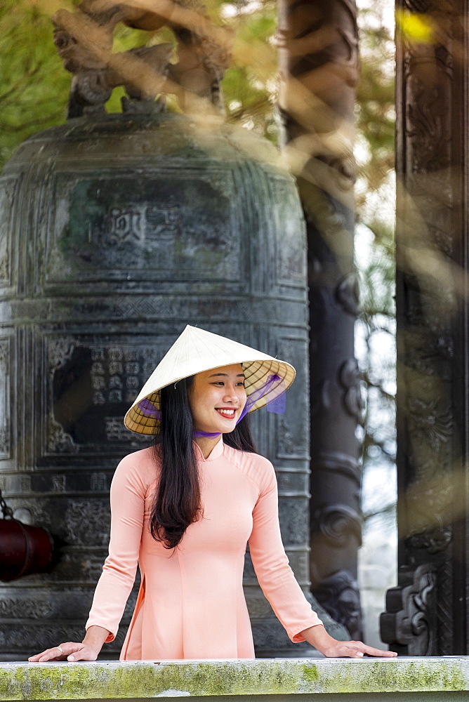 Young Vietnamese woman, Hue, Vietnam, Indochina, Southeast Asia, Asia