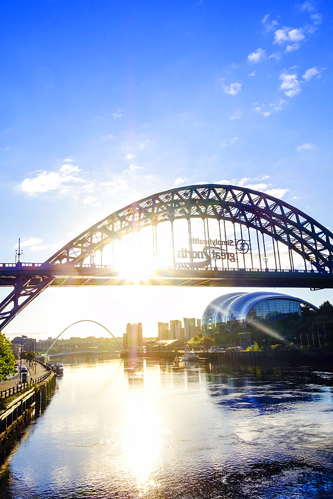 The Sage Arts Centre and Tyne Bridge over the Tyne River, Gateshead, Newcastle-upon-Tyne, Tyne and Wear, England, United Kingdom, Europe