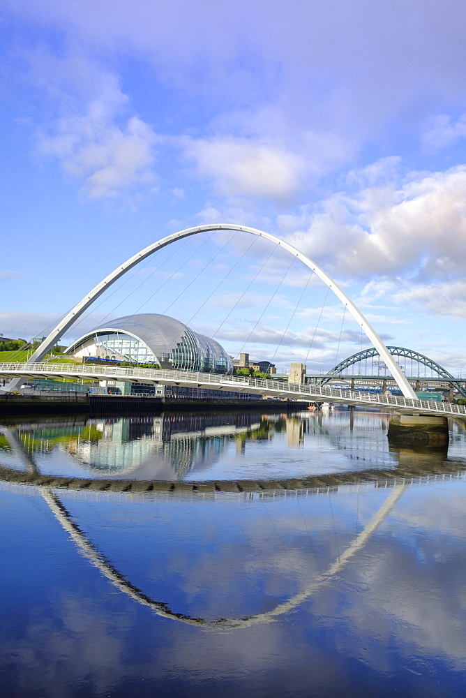 The Sage Arts Centre, Gateshead Millennium Bridge and Tyne Bridge over the Tyne River, Gateshead, Tyne and Wear, England, United Kingdom, Europe