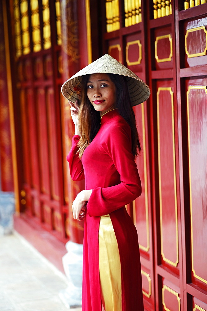 Vietnamese woman in traditional Ao dai dress and Non la conical hat, Hanoi, Vietnam, Indochina, Southeast Asia, Asia