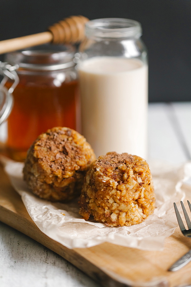 Dessert cakes with milk and honey