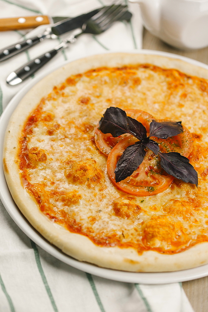 Garnish and tomatoes on pizza