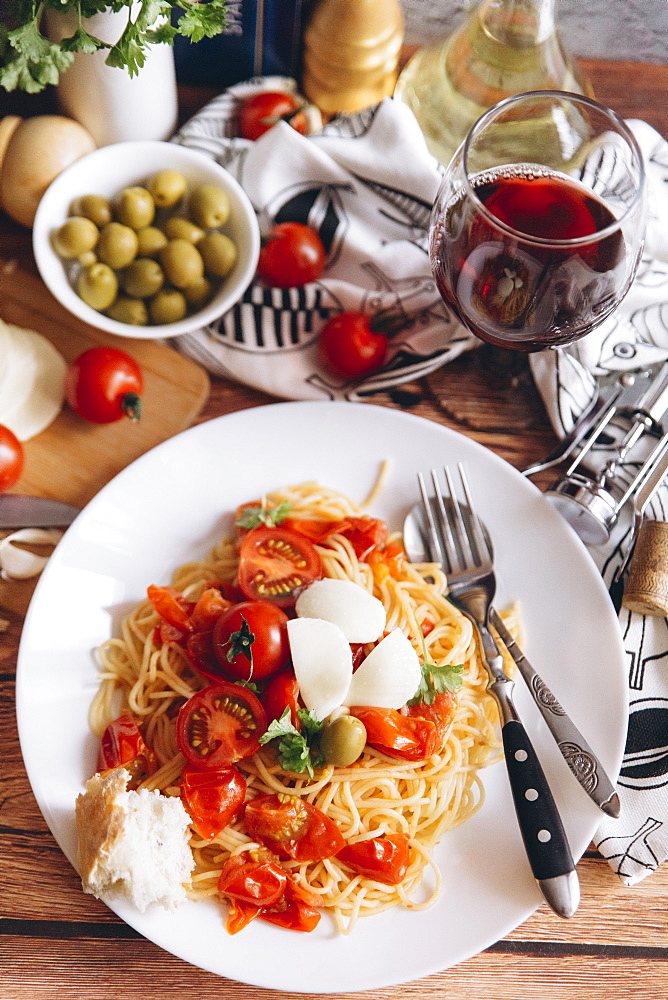 Spaghetti with bread, tomatoes and wine