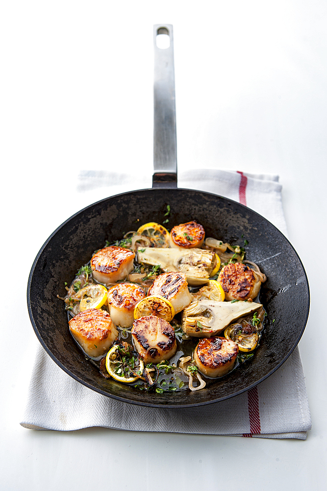 Scallops in pan