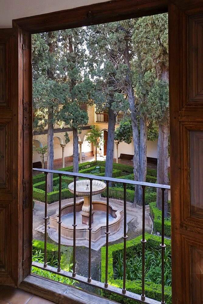 Spain, Granada, Courtyard with fountain of the Alhambra