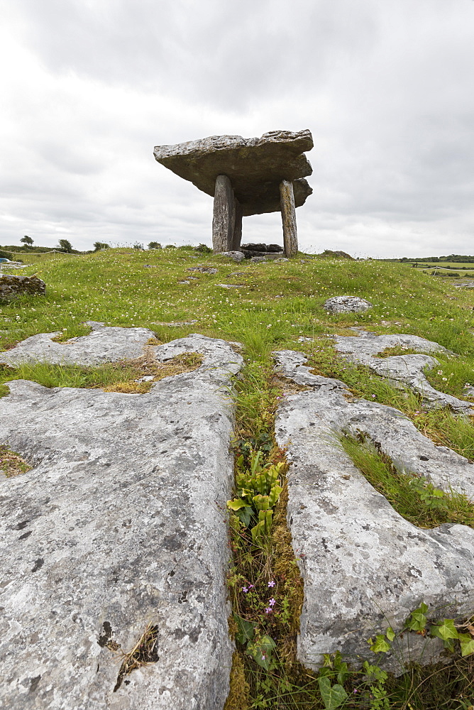 Poulnabrone Dolmen, The Burren, County Clare, Munster, Republic of Ireland, Europe