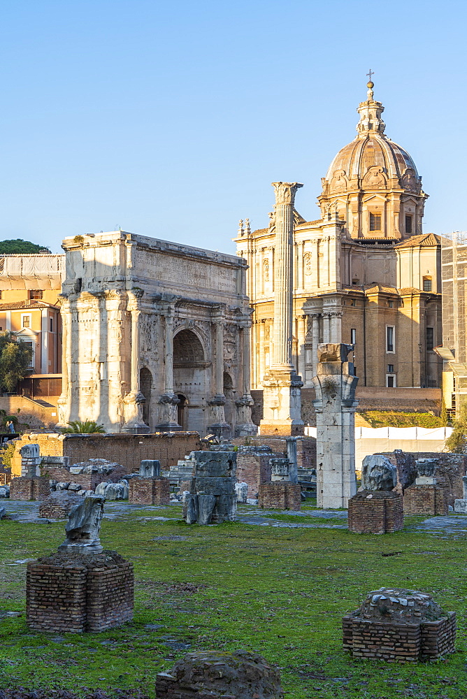 Settimio Severo Arch and Colonna di Foca, Imperial Forum (Fori Imperiali), UNESCO World Heritage Site, Rome, Lazio, Italy, Europe