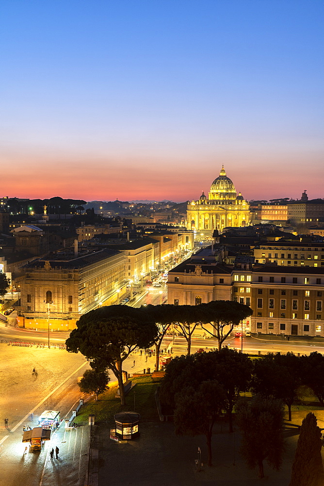 Sunrise over St. Peter's Basilica (Basilica di San Pietro) view from Castel Sant'Angelo, Vatican City, UNESCO World Heritage Site, Rome, Lazio, Italy, Europe