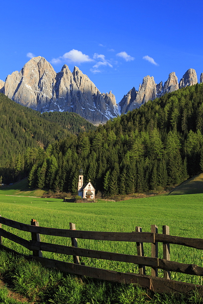 The Church of Ranui and the Odle group in the background, St. Magdalena, Funes Valley, Dolomites, South Tyrol, Italy, Europe