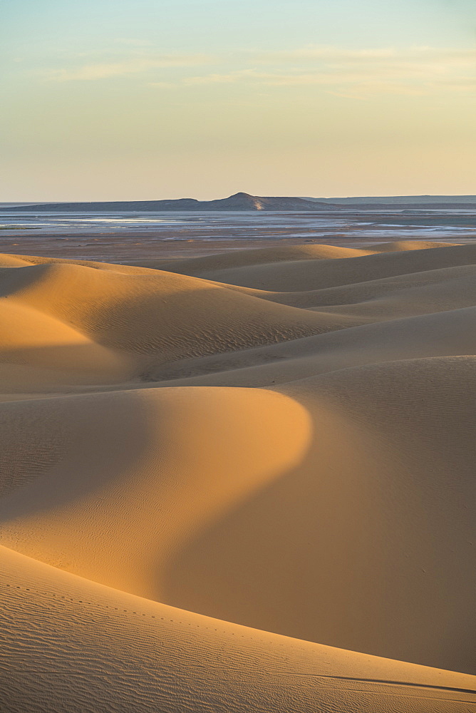 Sunset in the giant sand dunes of the Sahara Desert, Timimoun, western Algeria, North Africa, Africa