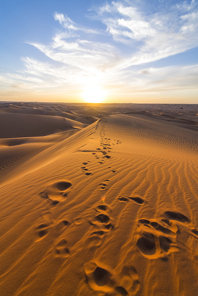 Sunset in the giant sand dunes of the Sahara Desert, Timimoun, western Algeria, North Africa, Africa