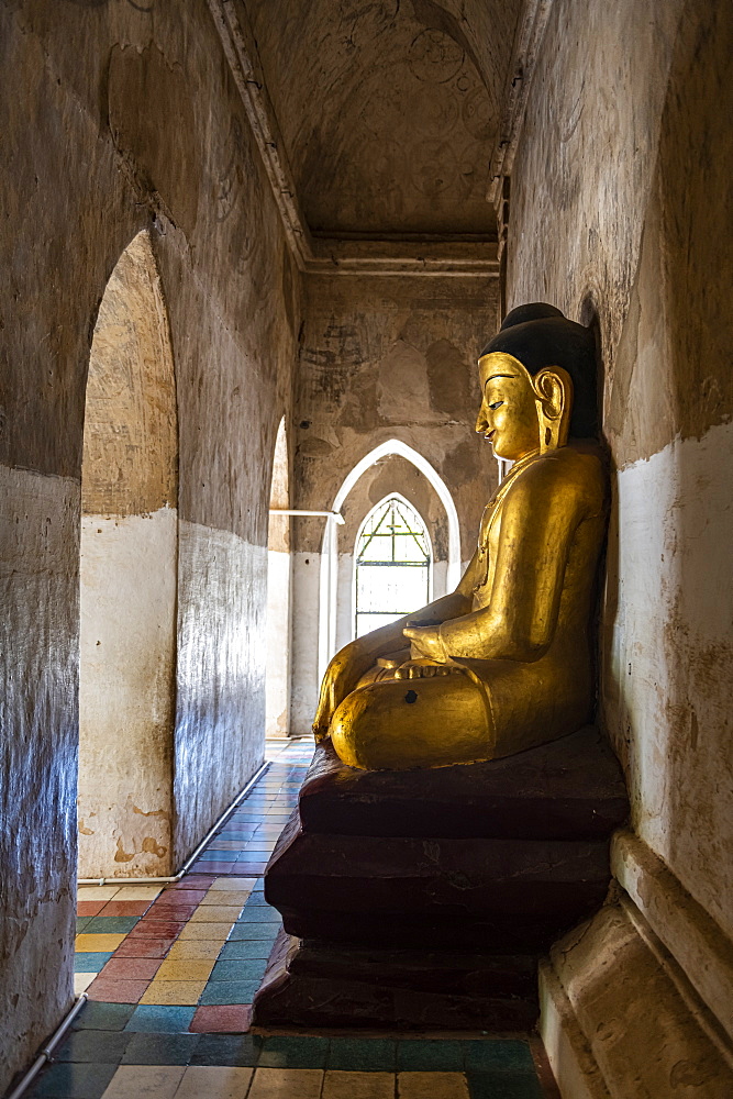 Sitting Buddha in the Manuha Temple, Bagan (Pagan), Myanmar (Burma), Asia