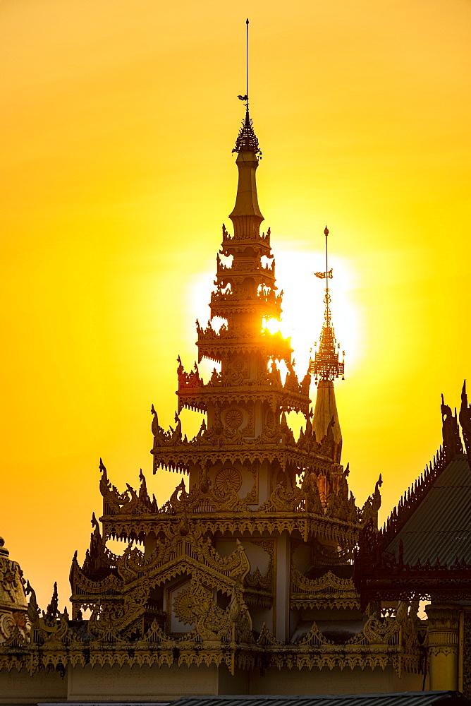 Shwedagon pagoda at sunset, Yangon (Rangoon), Myanmar (Burma), Asia