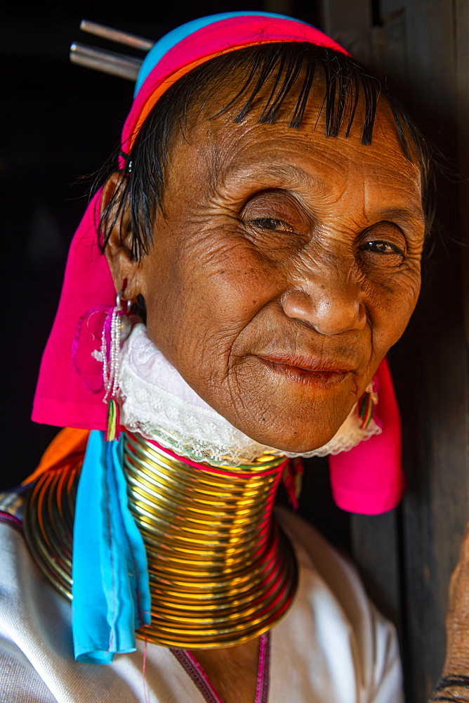 Portrait of a Padaung woman (Giraffe woman) (Long-necked woman), Loikaw area, Panpet, Kayah state, Myanmar (Burma), Asia