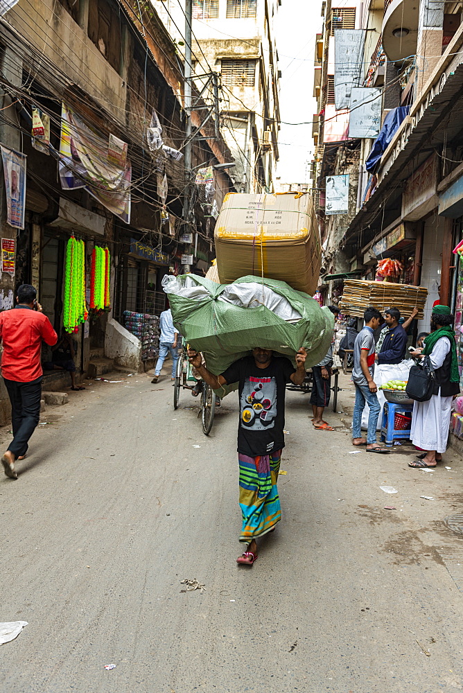 Man carrying a huge package on his head, Dhaka, Bangladesh, Asia