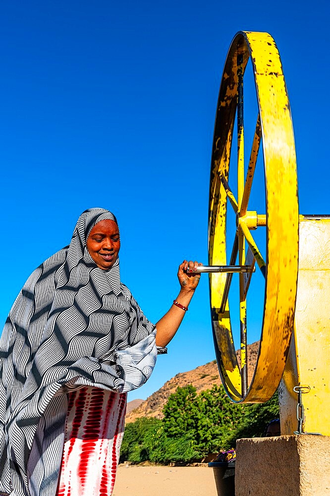 Woman at a waterwheel pumping for water, Oasis of Timia, Air Mountains, Niger, Africa