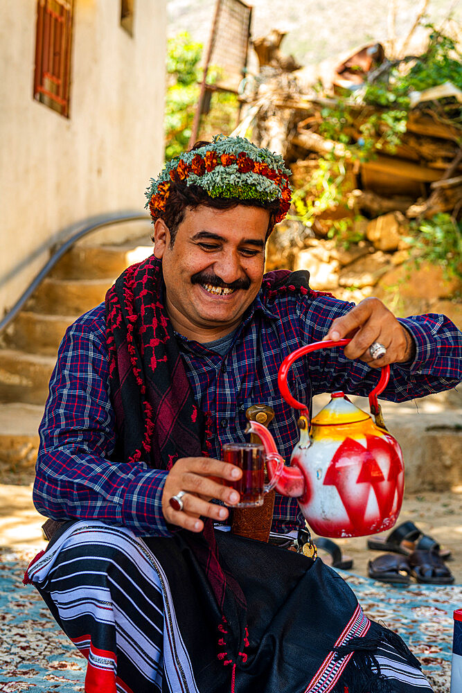 Traditional dressed man of the Qahtani Flower men tribe, serving tea, Asir Mountains, Kingdom of Saudi Arabia, Middle East