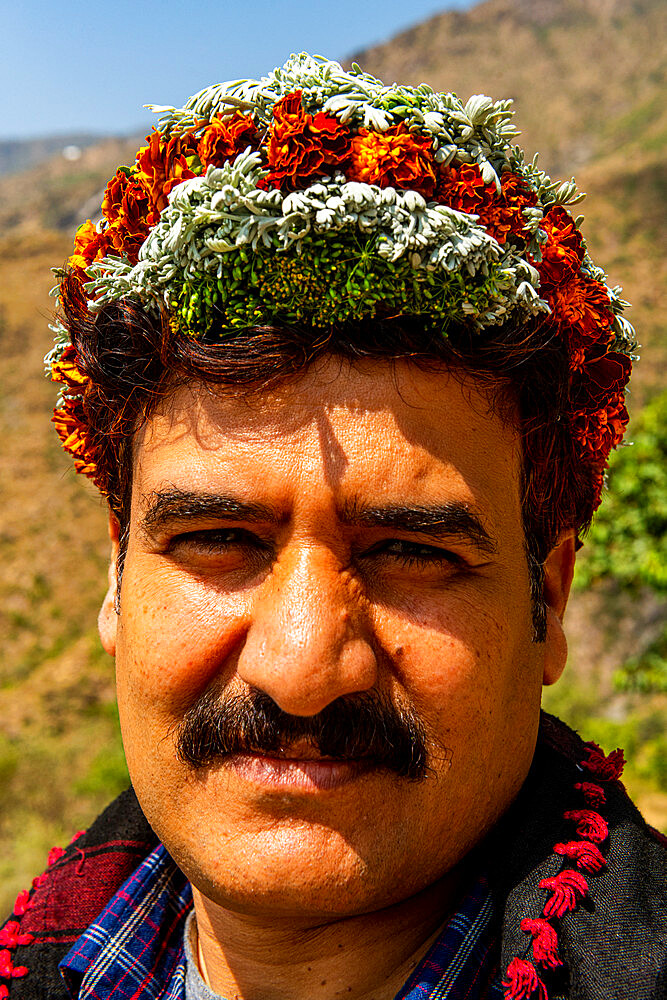 Traditional dressed man of the Qahtani Flower men tribe, Asir Mountains, Kingdom of Saudi Arabia, Middle East