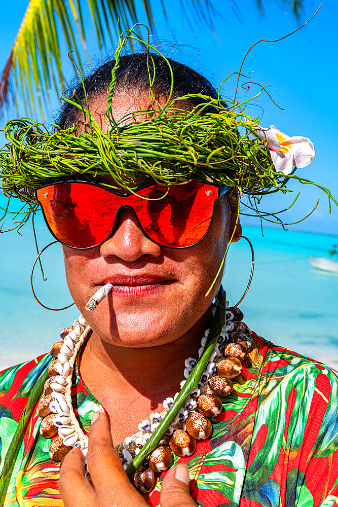 Cool local woman smoking, Anaa atoll, Tuamotu archipelago, French Polynesia, South Pacific, Pacific